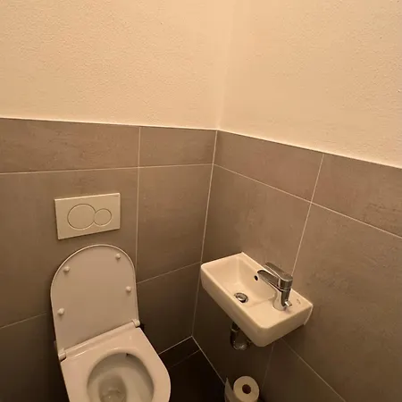 Zentrale Mit Balkon דירה קובלנץ
